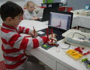 Череповецкие малыши собирают роботов по электронным инструкциям.