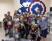 Довольные ребята получили грамоты и сладости на окончание смены в городском летнем лагере в Череповце.