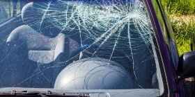 Выездное устранение трещин на автомобильном стекле