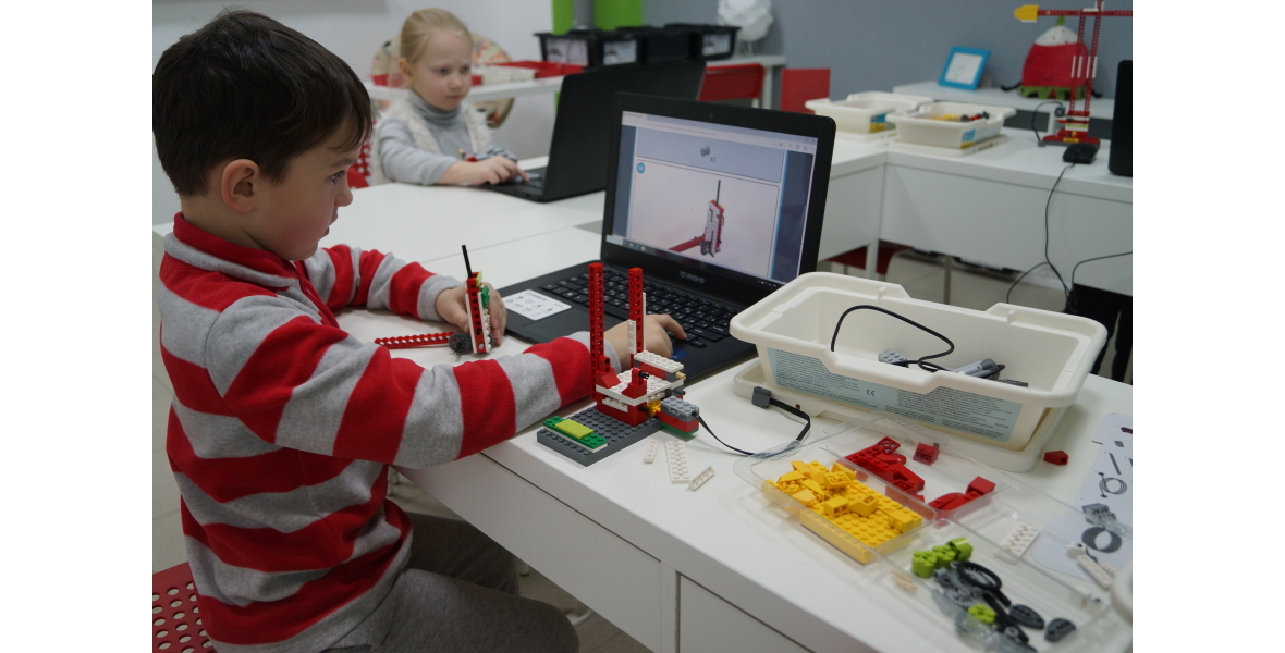 Череповецкие малыши собирают роботов по электронным инструкциям.