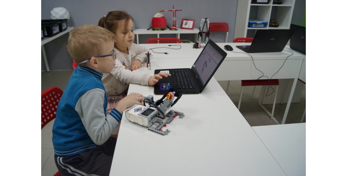 Мальчики и девочки занимаются в команде, вместе собирают роботов и программируют.