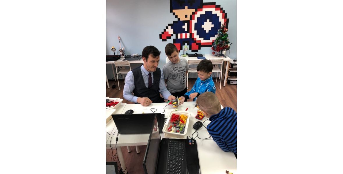Анатолий - партнер Томского филиала, отлично проводит занятия с учениками.