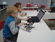 Мальчики и девочки занимаются в команде, вместе собирают роботов и программируют.